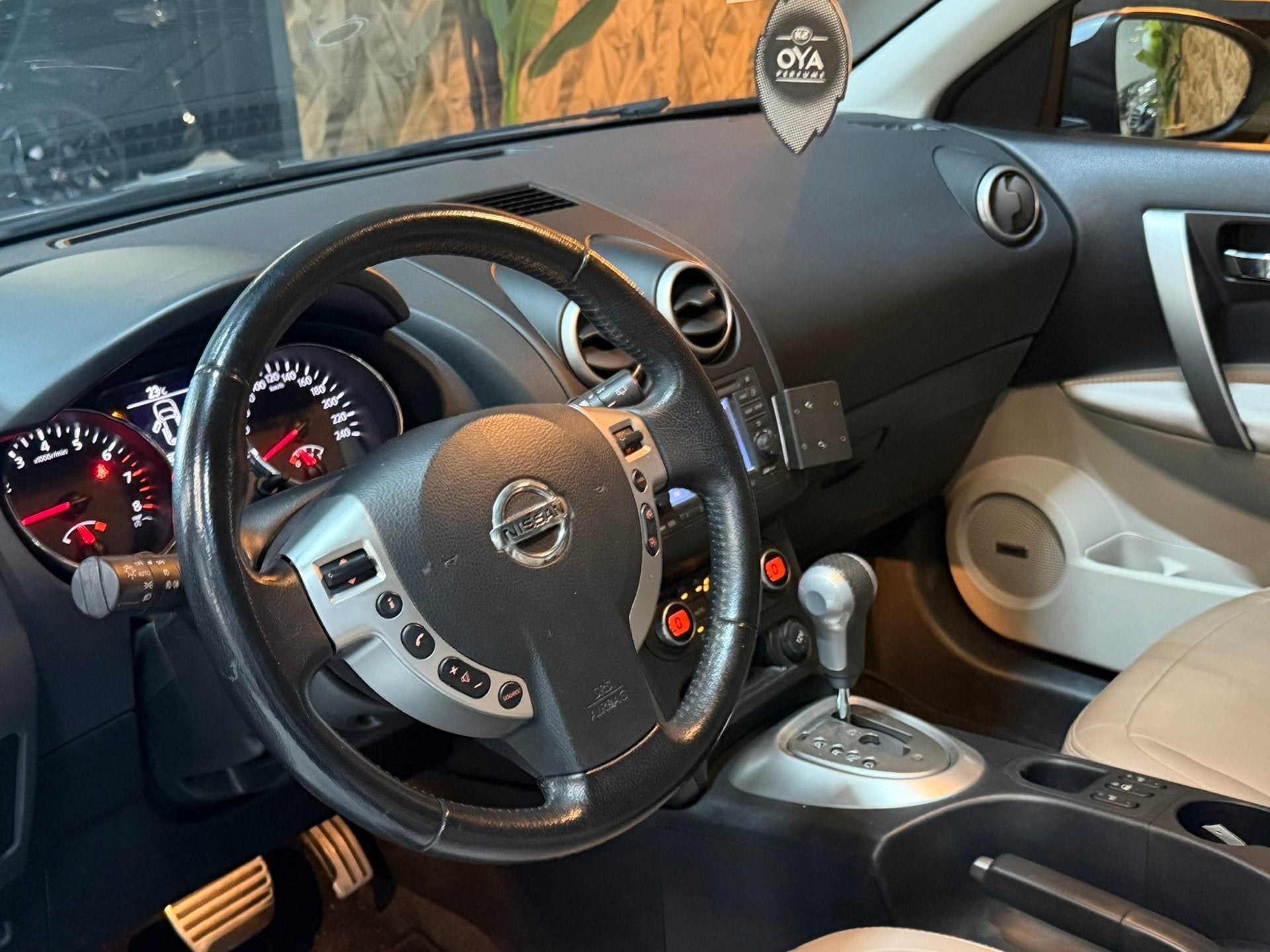 Nissan Qashqai 2.0 Tekna|Trekhaak|Pano|Bose|Leder|Camera|Key, Euro 5, Gebruikt, Beige, 4 cilinders