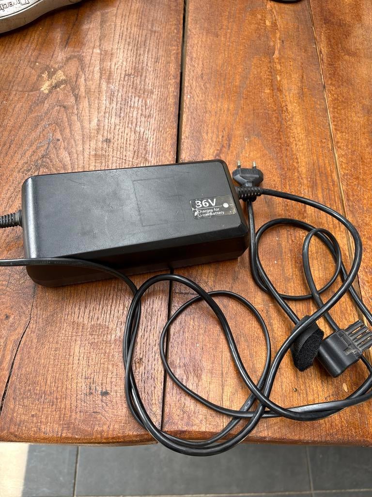 ≥ Gazelle E-bike Oplader 36V - Model NKJ066M — Fietsaccessoires