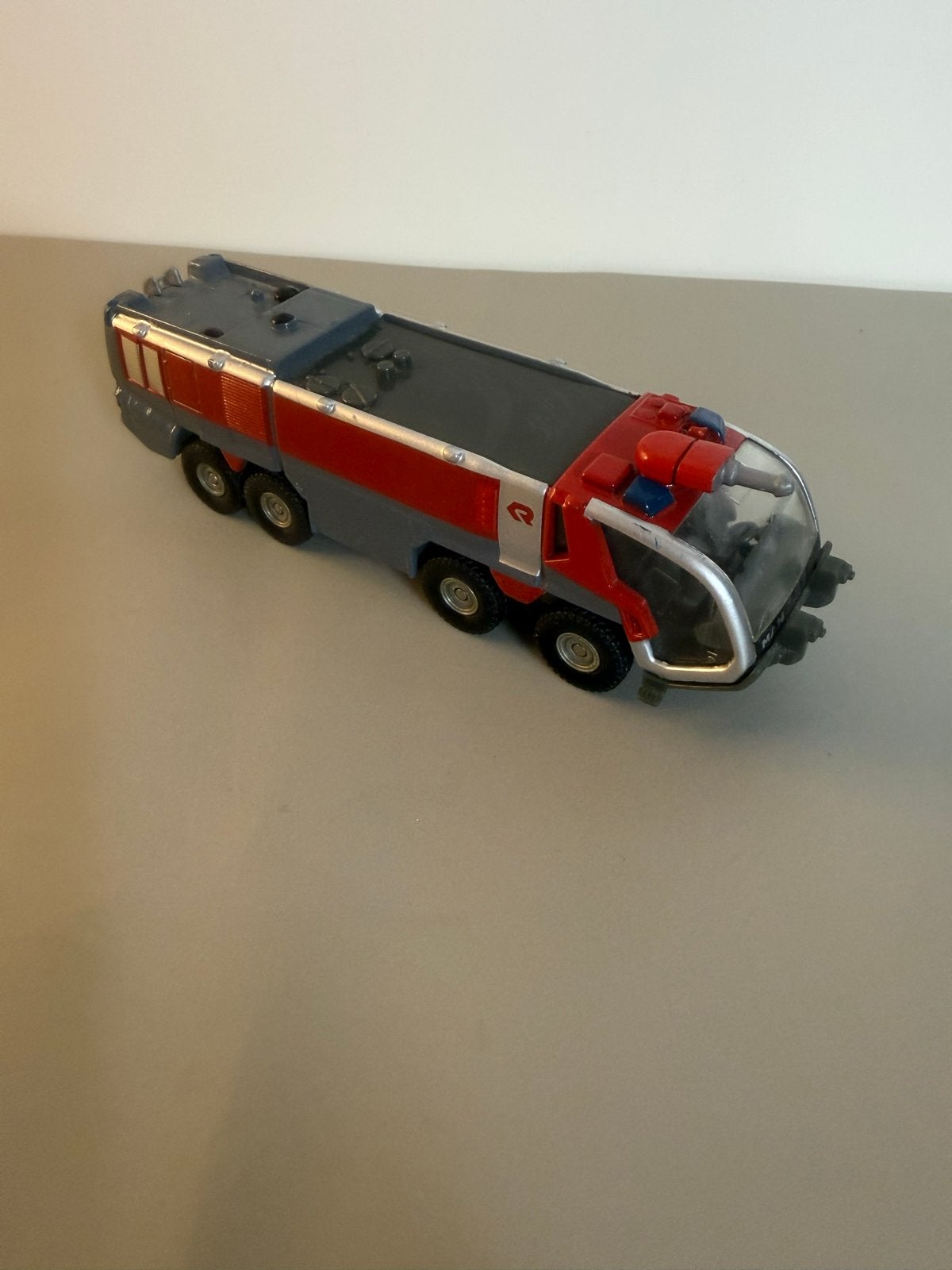 Siku 2105 Rosenbauer Panther 8x8 Luchthavenbrandweerwagen, Ophalen of Verzenden, Gebruikt