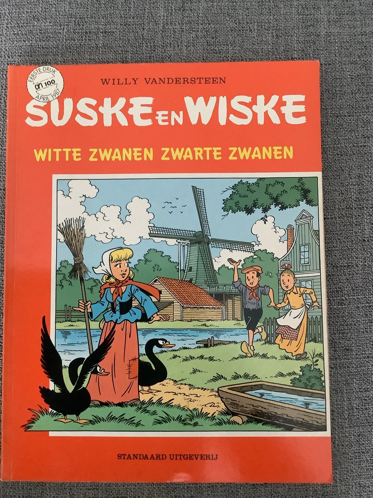 Suske en Wiske - Witte Zwanen Zwarte Zwanen (AH nr. 100), Eén stripboek, Ophalen of Verzenden, Gelezen
