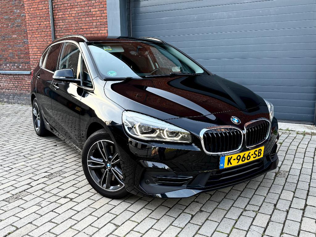 BMW 2-Serie X Drive 225xe Aut 2019 Leder Navi HUD High Exec, Automaat, 136 pk, 1650 kg, Zwart