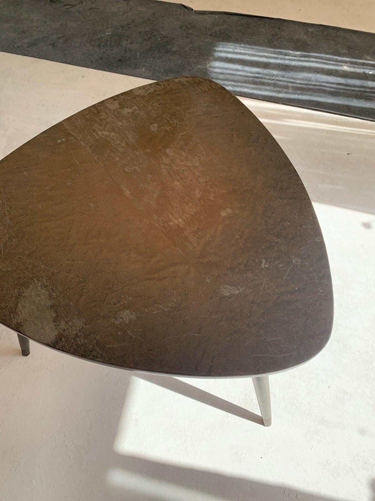 Vintage Driehoekige Bijzettafel - Jaren '60 Stijl, Minder dan 45 cm, Gebruikt, Overige vormen, Hout