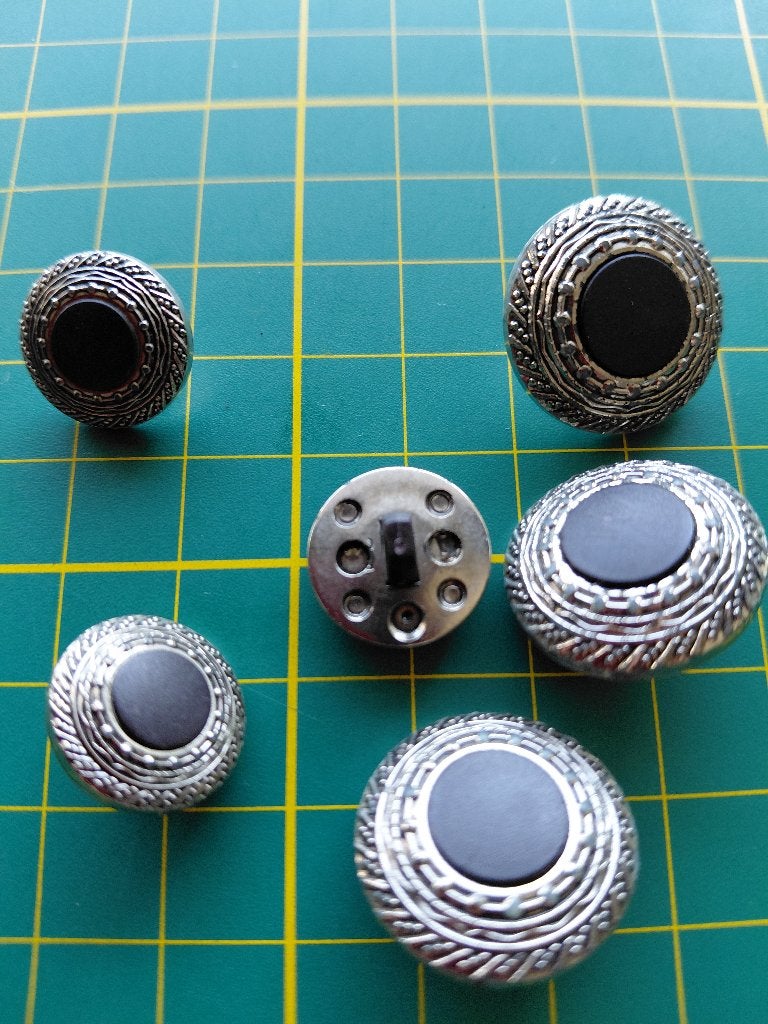 Mooi knopen zilverkleurig/zwart 6 stuks 15 en 20mm, Ophalen of Verzenden, Nieuw, Knoop of Knopen