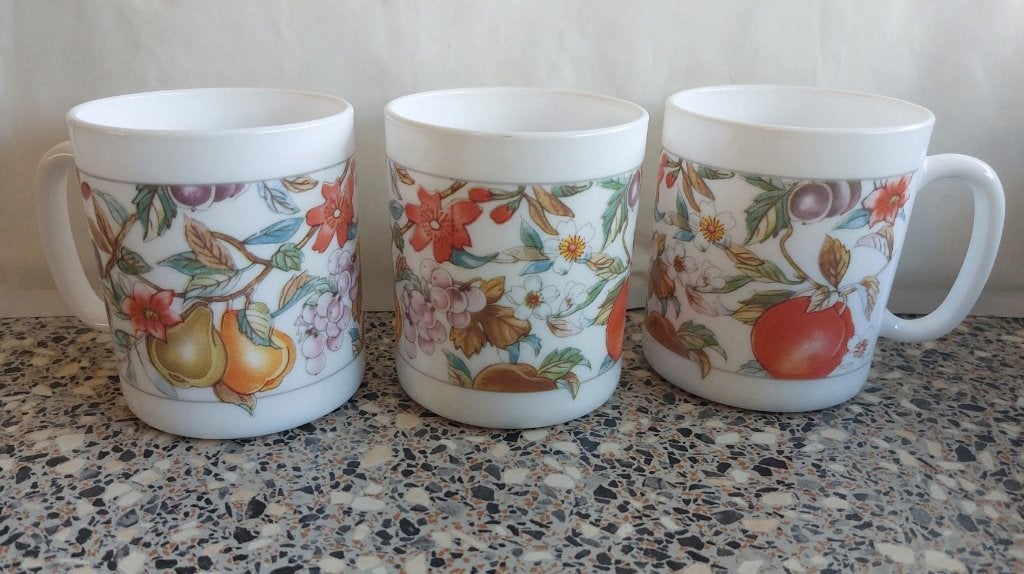 3 vintage bekers mok mokken Arcopal Fruit met bloesem +oor, Huis en Inrichting, Keuken | Servies, Zo goed als nieuw, Mok, Overige stijlen