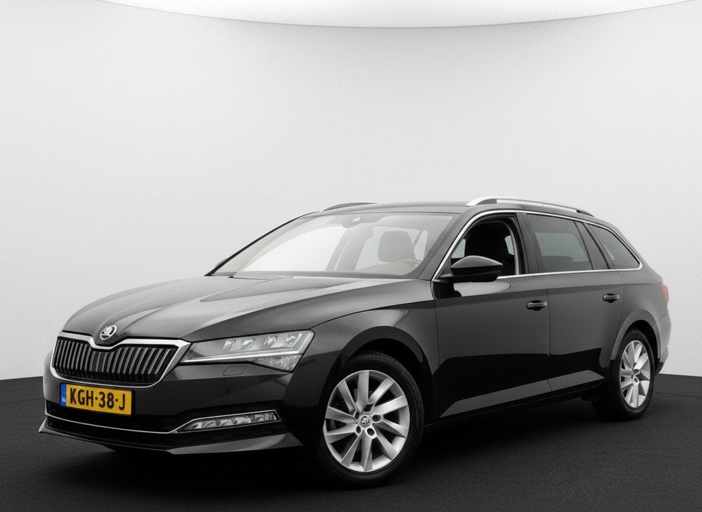 Skoda Superb Combi iV 218PK DSG HYBRID BUSINESS CAMERA/NAVI/, Auto's, Skoda, 12 maanden, Gebruikt, Euro 6, 4 cilinders