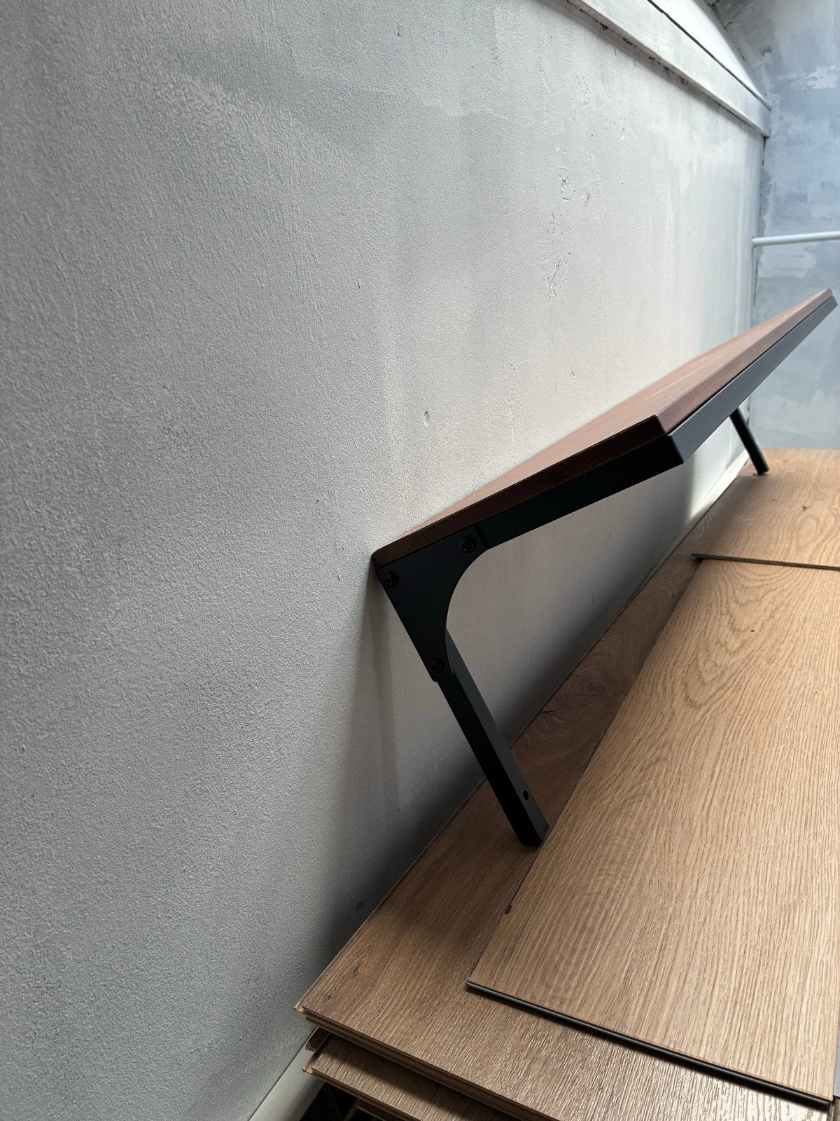 Wandplank met metalen beugels - Hout en Metaal, Huis en Inrichting, Ophalen, Minder dan 45 cm, Gebruikt, 75 cm of meer