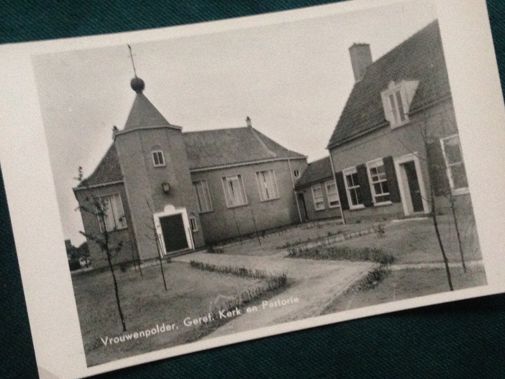 Ansichtkaart Vrouwenpolder, Geref. Kerk en Pastorie 