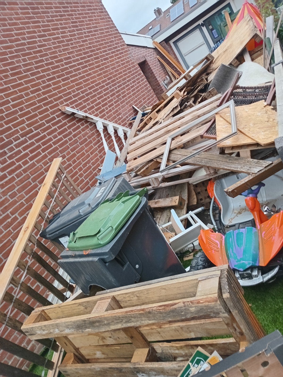 Gratis hout: Pallets en diverse houten planken/balken, Ophalen