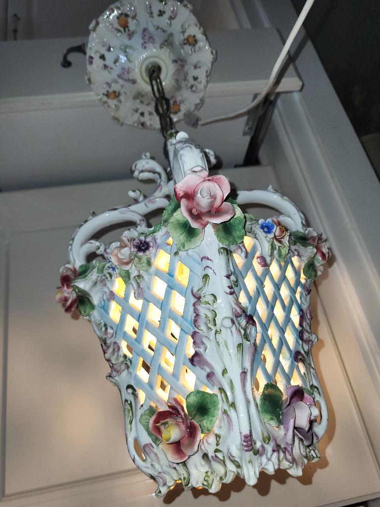 Keramiek roosjes hanglamp met keramiek plafondhouder, Huis en Inrichting, Lampen | Hanglampen, Overige materialen, 50 tot 75 cm