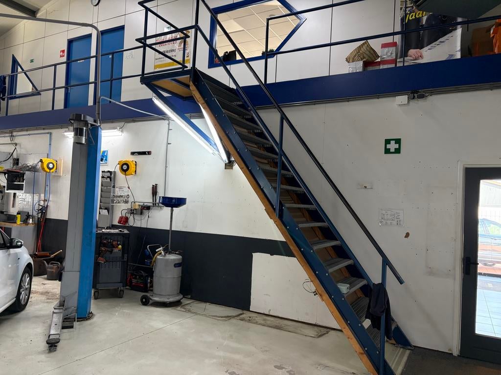 Bordestrap vaste stalen trap 338cm hoog, Doe-het-zelf en Verbouw, Ladders en Trappen, Ophalen, Gebruikt, Trap, Industrirweg 8