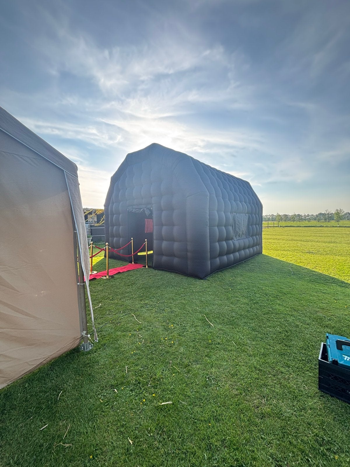 Opblaasbare Feesttent 5x5.4m met JBL Partybox en Disco, Hobby en Vrije tijd, Feestartikelen | Verhuur, Ophalen, Zo goed als nieuw