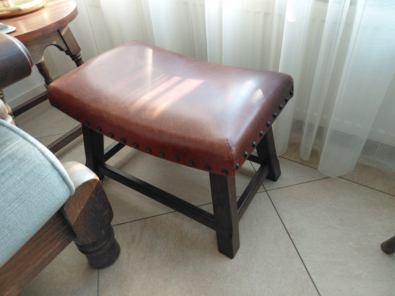 Leren krukje met houten onderstel, Huis en Inrichting, Gebruikt, Bruin, Klassiek, Hout