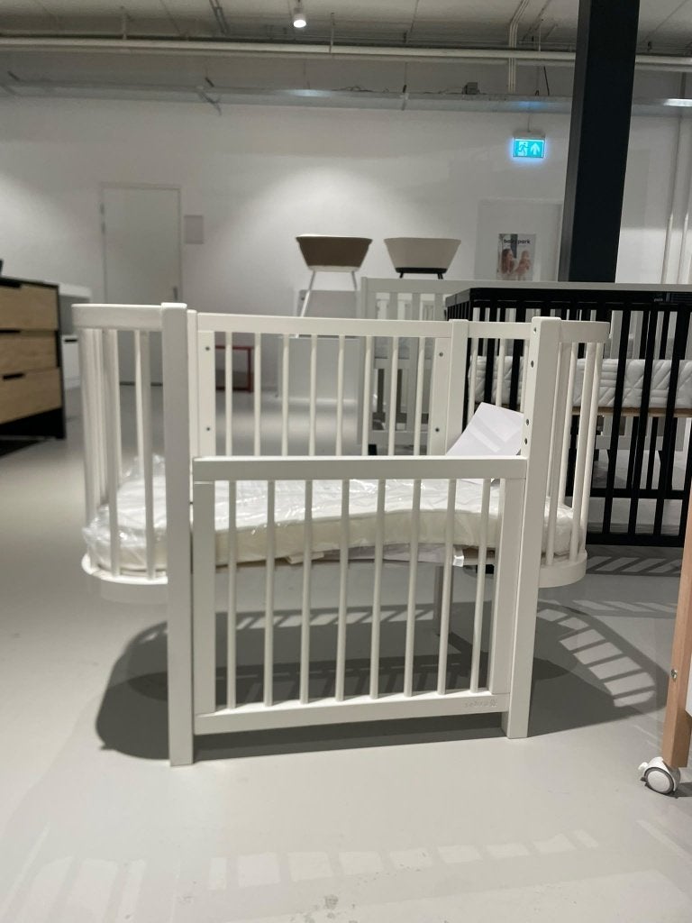 Sebra Bedside Crib – Classic White, Ophalen, Zo goed als nieuw, Ledikant