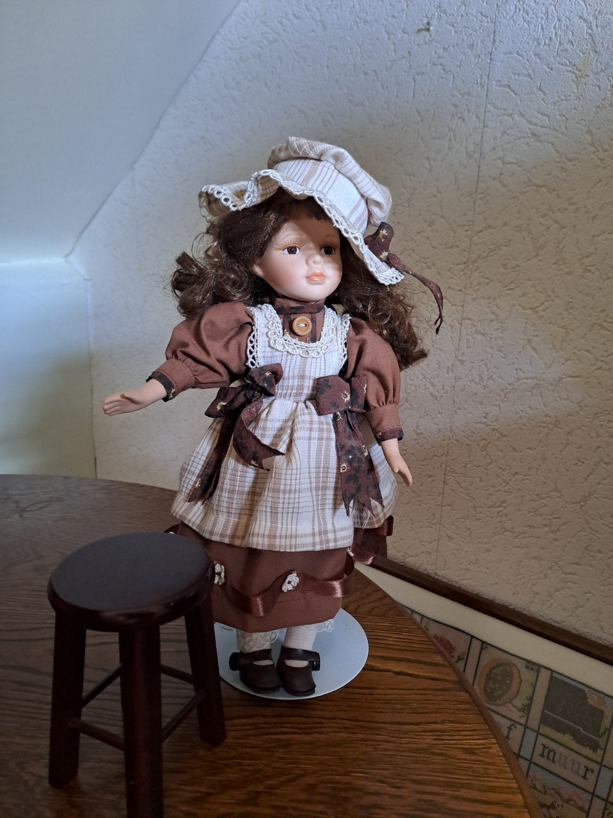 Vintage Porseleinen Pop in Bruine Jurk met Schort, Ophalen of Verzenden, Gebruikt, Pop