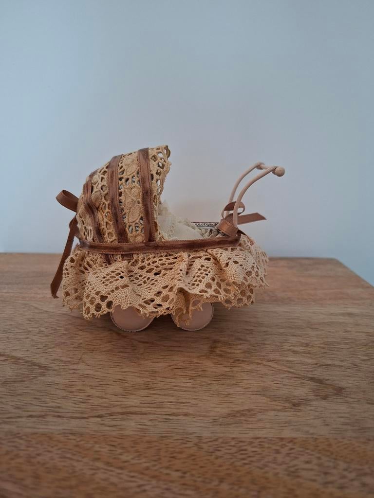 Miniatuur poppenwagen antiek, Verzamelen, Poppenhuizen en Toebehoren, Ophalen, Zo goed als nieuw, Poppenhuis