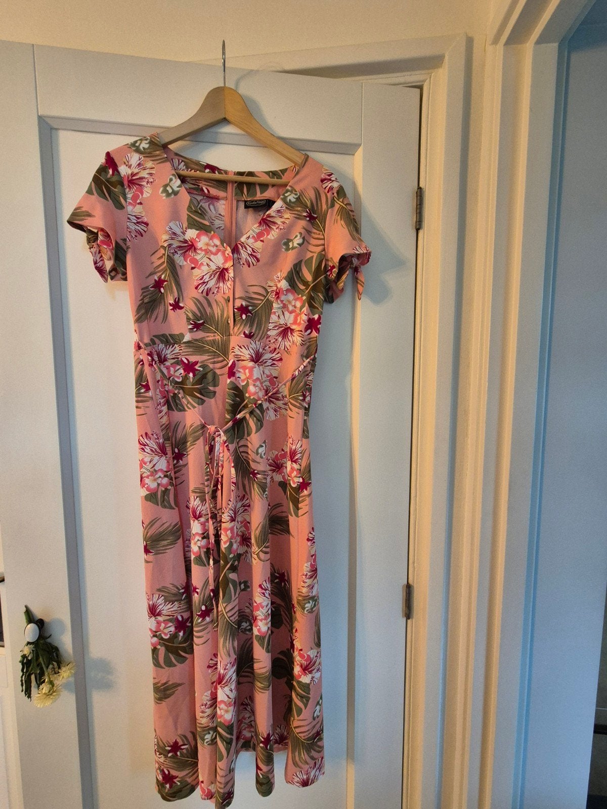 Voodoo Vixen roze bloemenjurk maat L, Kleding | Dames, Voodoo Vixen, Maat 42/44 (L), Nieuw, Ophalen of Verzenden