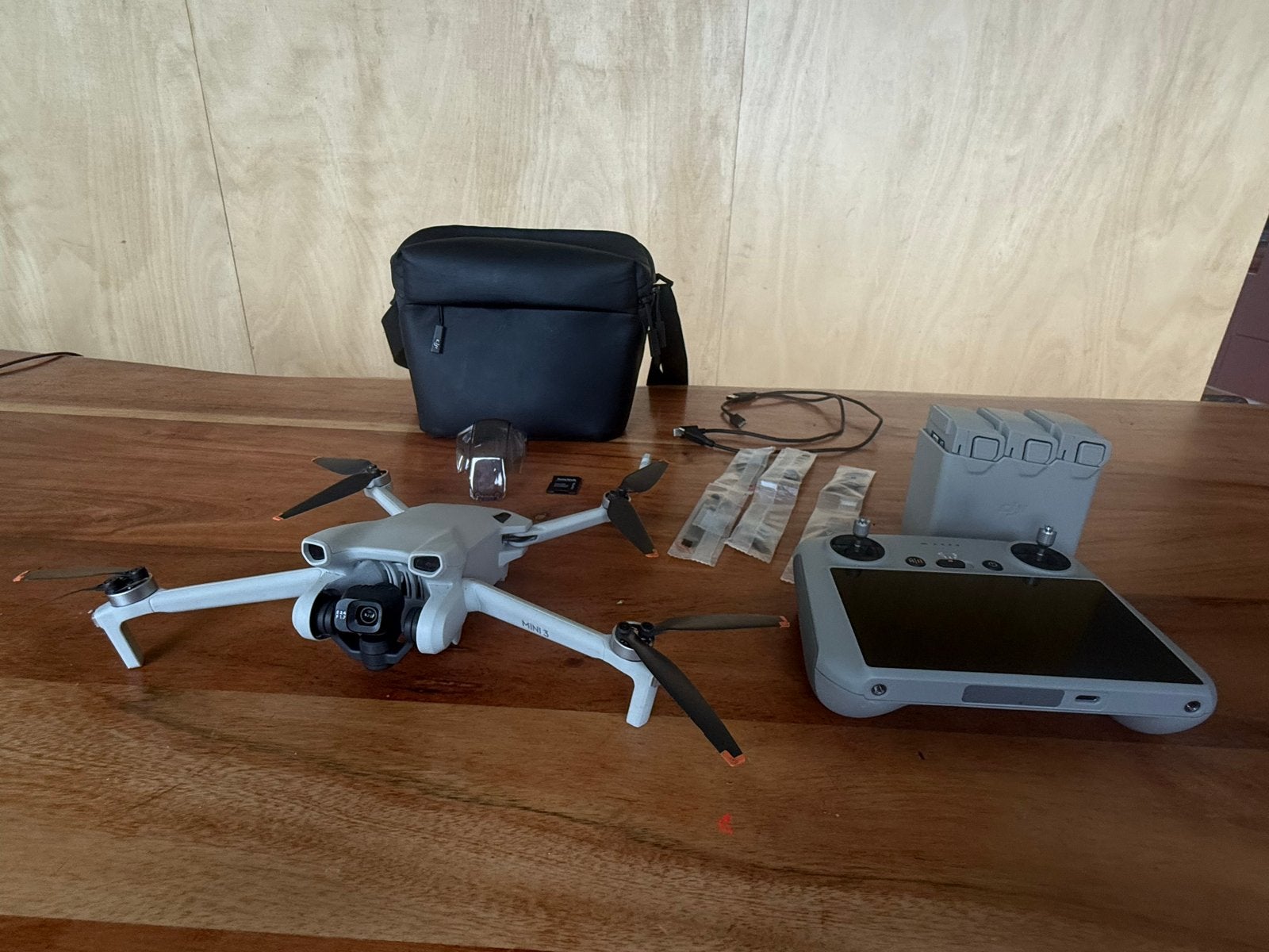 DJI Mini 3 Pro Fly More Combo met RC-controller, 30 tot 45 minuten, Cameradrone, Extra accu('s), 5 tot 10 kilometer