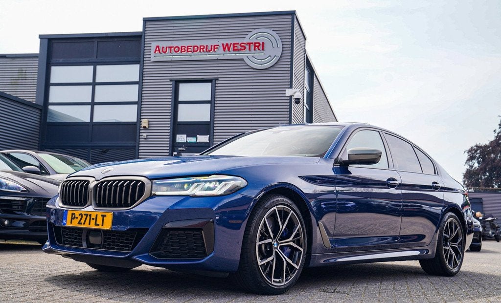 BMW 5-serie M550i xDrive Business Edition Plus | Head up Dis, Auto's, BMW, Automaat, Gebruikt, 2000 kg, 120 €/maand