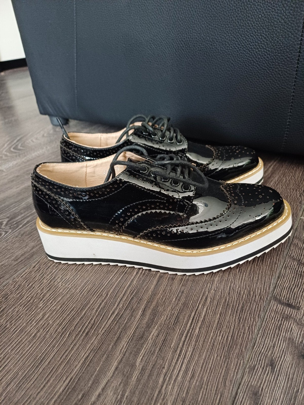 Tulipano Zwarte Lakleren Brogues met Plateauzool, Schoenen met lage hakken, Zwart, Ophalen of Verzenden, Zo goed als nieuw