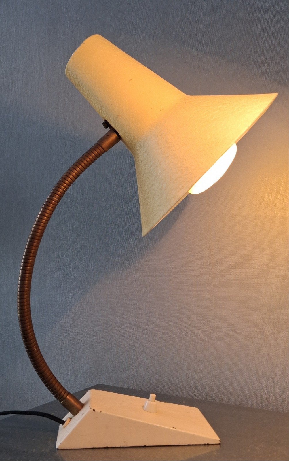 Vintage jaren 60 bureaulamp met lichtgele kap, Bureaulamp, Gebruikt, Vintage, Met schakelaar