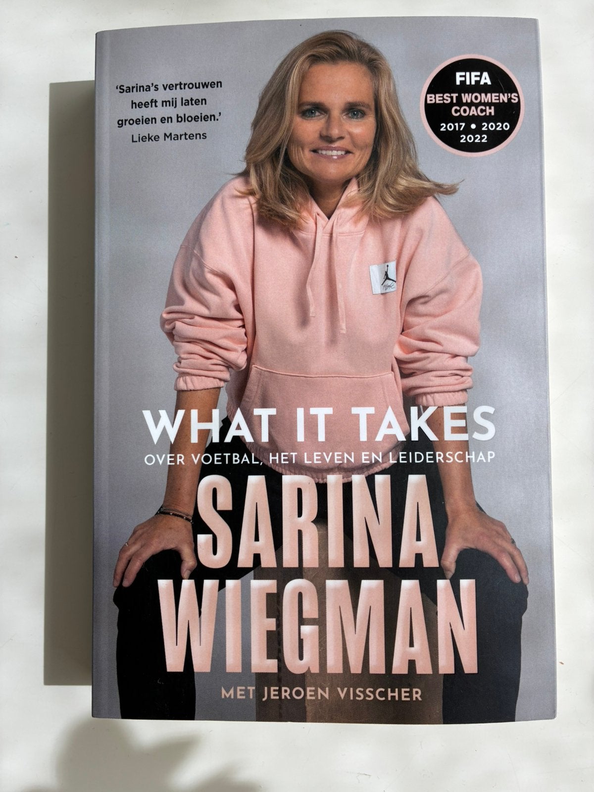 Sarina Wiegman - What It Takes, Sarina Wiegman; Jeroen Visscher, Ophalen of Verzenden, Zo goed als nieuw, Sport
