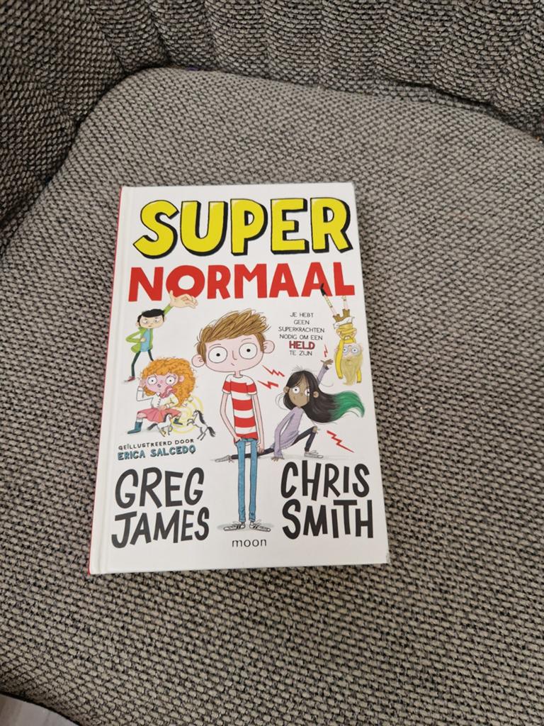 SUPER NORMAAL - Greg James & Chris Smith (Kinderboek), Ophalen of Verzenden, Zo goed als nieuw, Greg James, Chris Smith, Fictie