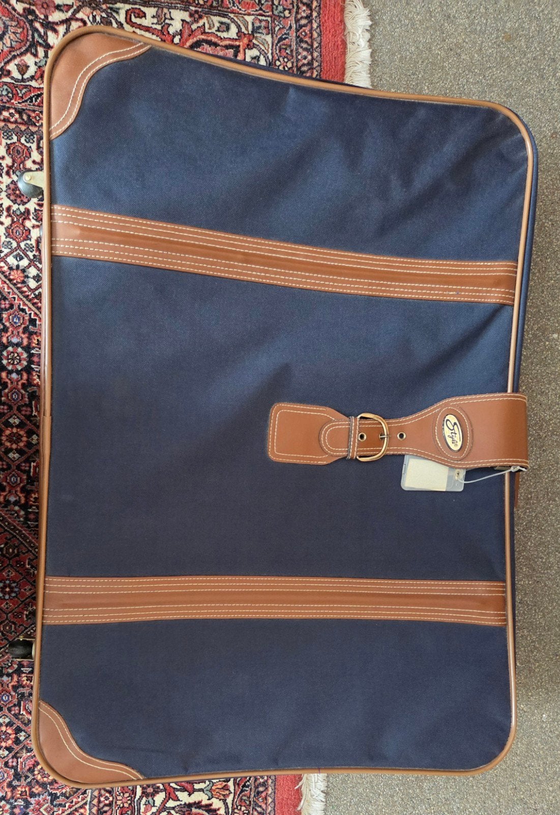 Stijlvolle blauwe reiskoffer met bruine accenten en wieltjes, Ophalen, Wieltjes