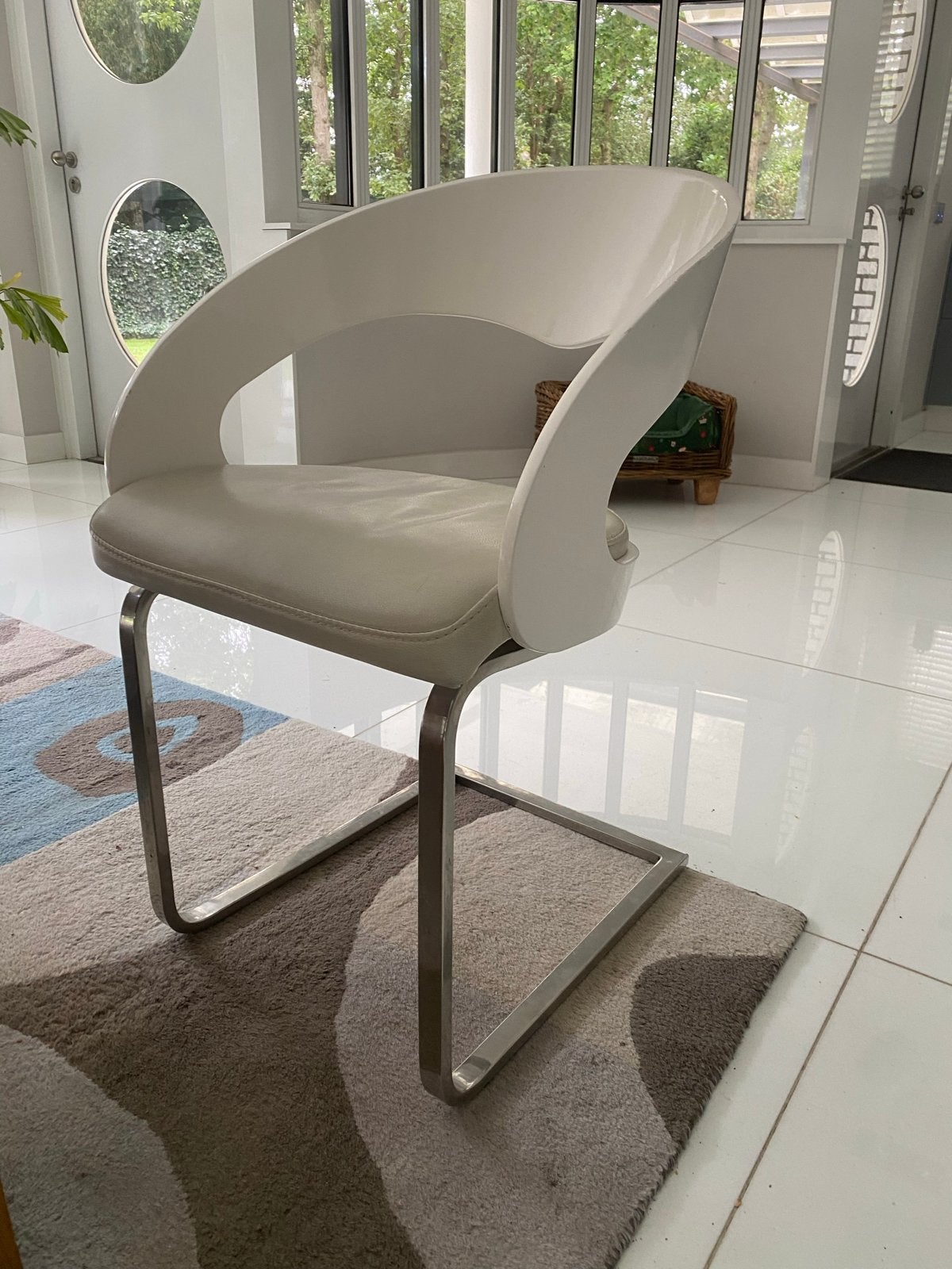 Moderne witte design stoel met metalen onderstel, Ophalen, Kunststof, Gebruikt, Wit