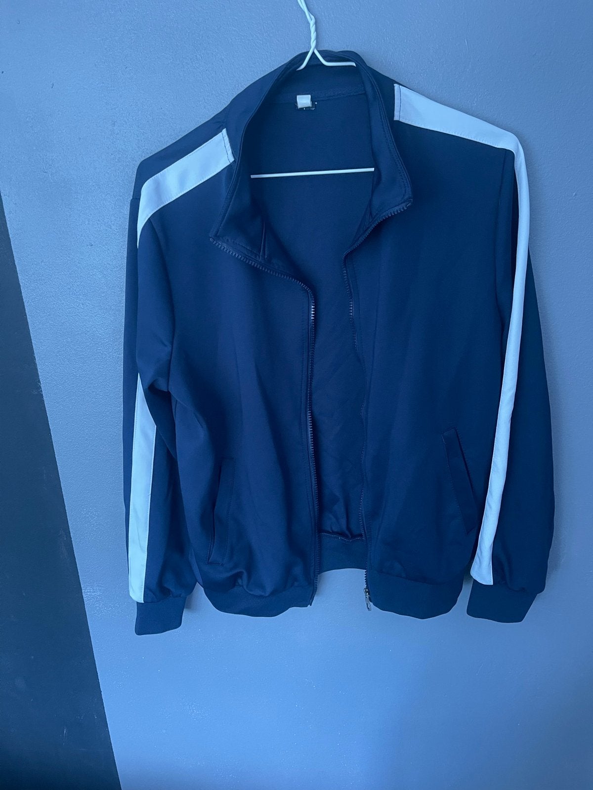 Donkerblauwe sportjas met witte strepen, Ophalen, Zo goed als nieuw, Maat 46 (S) of kleiner, Blauw