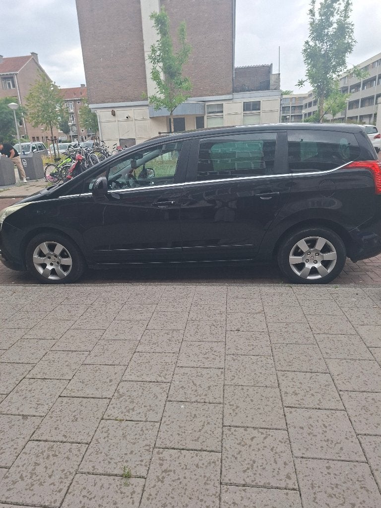 Peugeot 5008 1.6 VTI 7PL 2011 Zwart, Voorwielaandrijving, 4 cilinders, 7 stoelen, Zwart