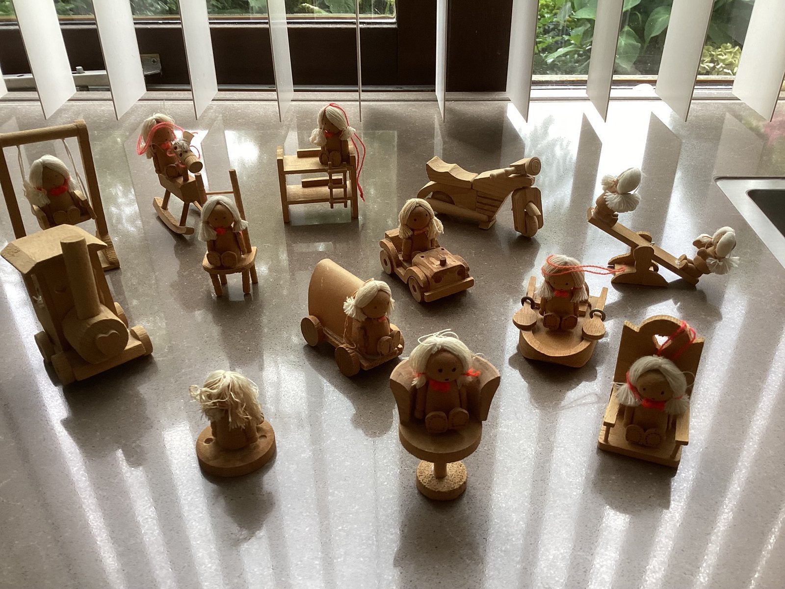 Houten miniatuurtjes TEGEN ELK AANNEMELIJK BOD, Ophalen, Zo goed als nieuw, Poppenhuis