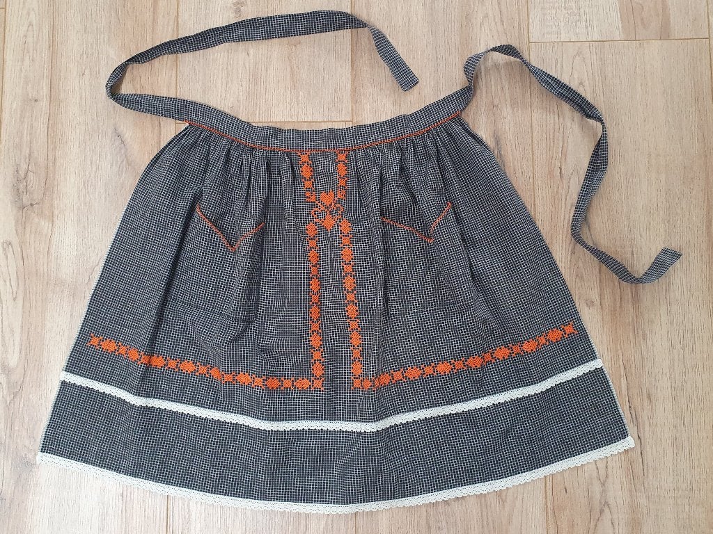 retro/ vintage keukenschortje met borduursel & kanten randje, Verzenden, Nieuw, Zwart, Schort