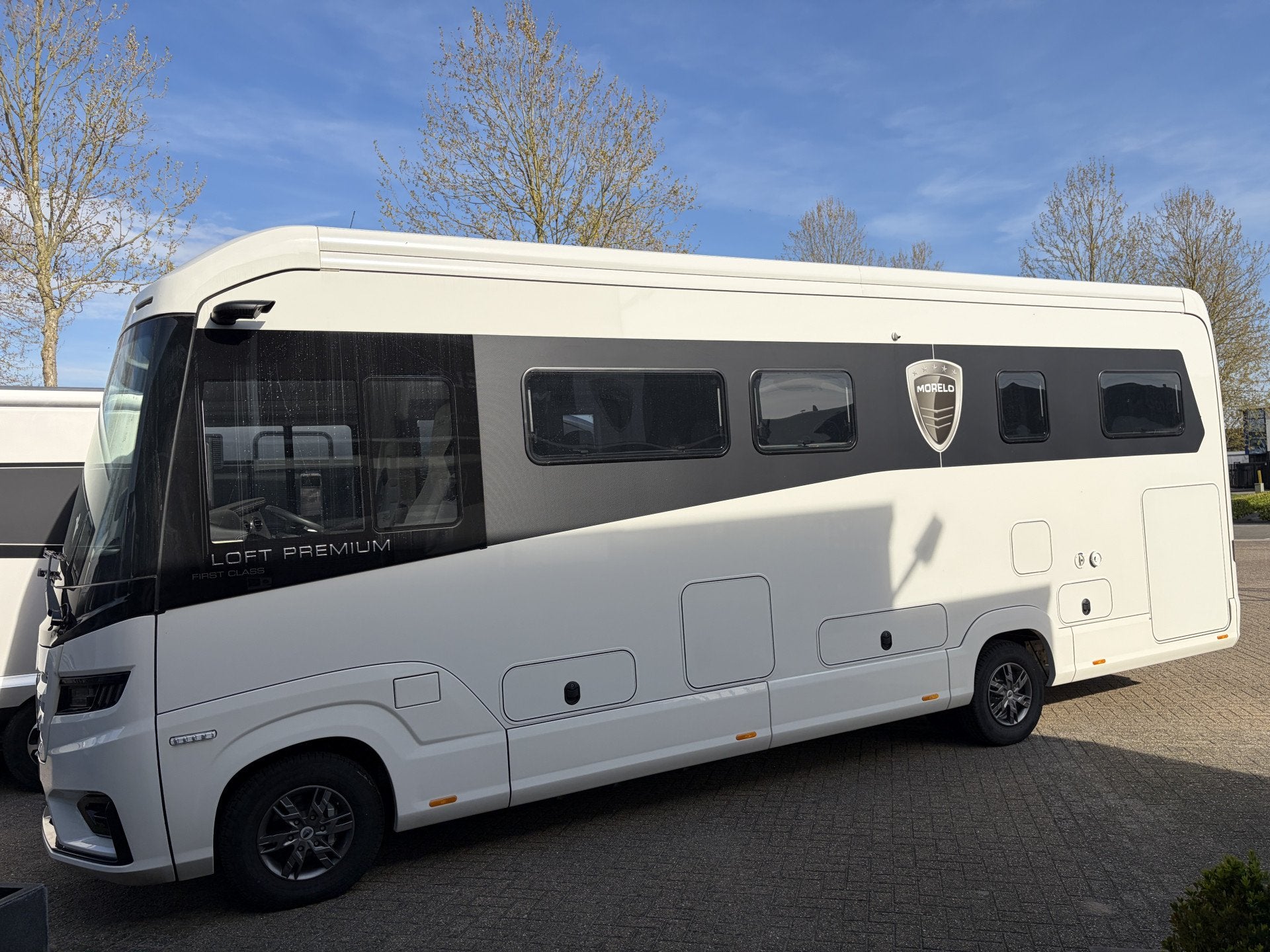 Morelo LOFT PREMIUM 86 LB Barzit met hefbed Cameraspiegels B, Galliersweg 39
5349AT  OSS, NL, Diesel, 8 tot 9 meter, Mark@niesmannbischoff.nl