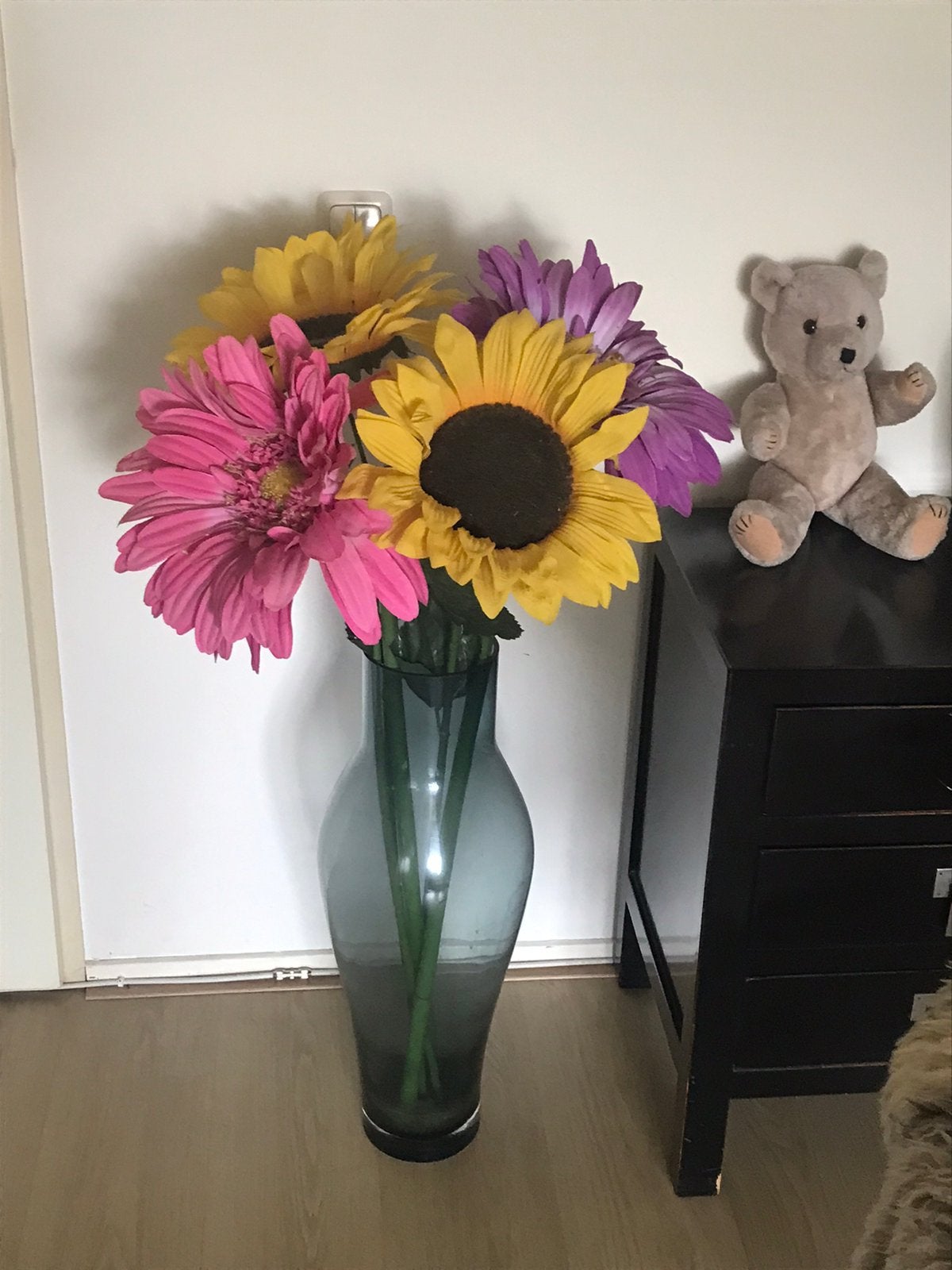 Tot Zaterdag ophalen grote bodemvaas met kunstbloemen, Huis en Inrichting, Ophalen, Zo goed als nieuw