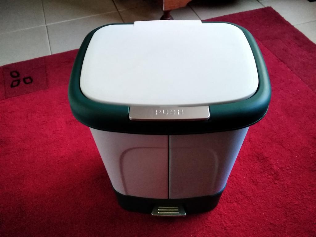 Een afvalbak ., Ophalen, Kunststof, Nieuw, Minder dan 10 liter