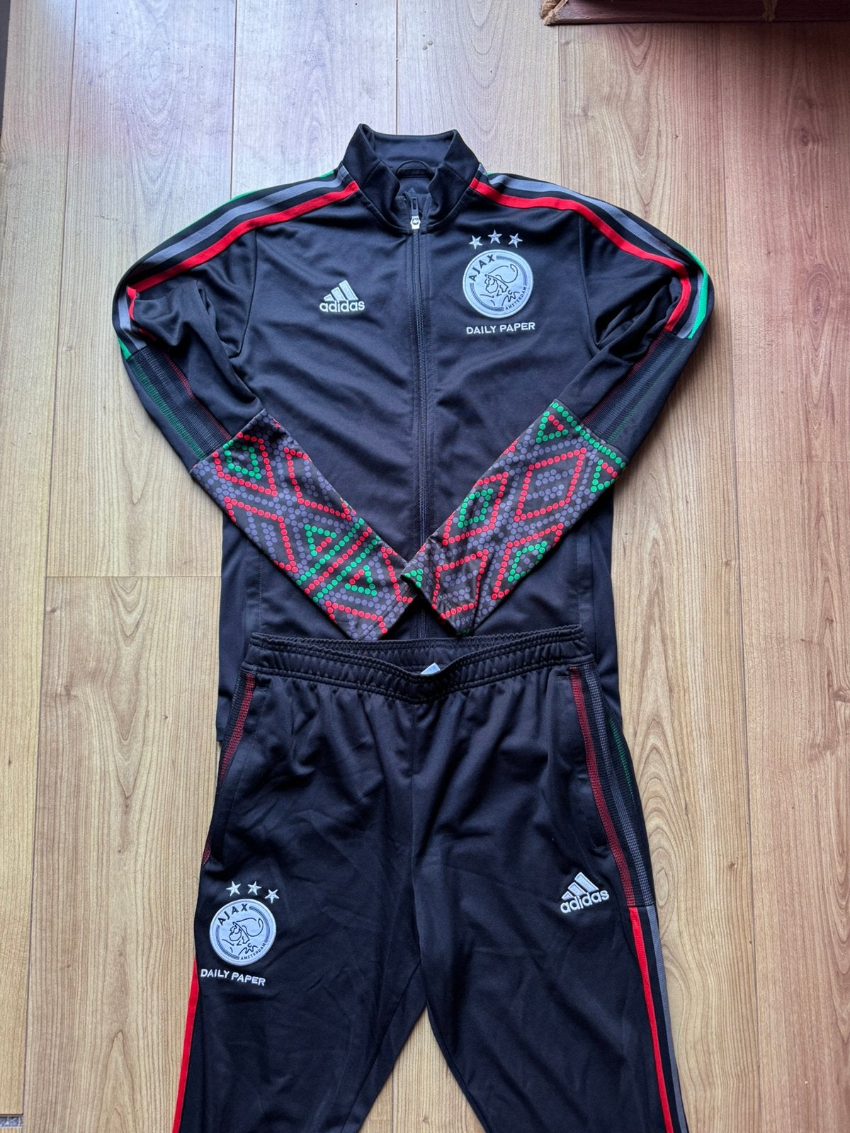 Origineel compleet Trainingspak Ajax Amsterdam x Daily Paper, Kleding | Heren, Zwart, Ophalen of Verzenden, Zo goed als nieuw