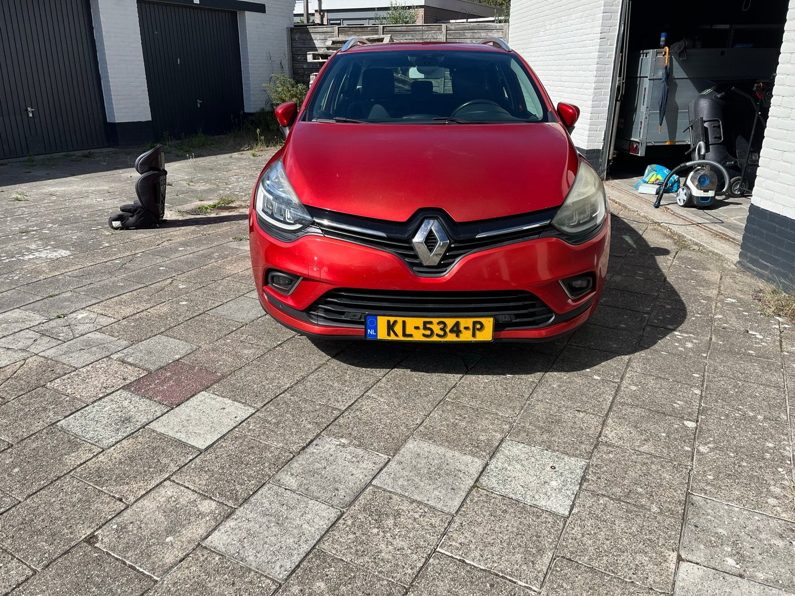 Renault Clio 1.5 DCI 66KW Estate 2016 Rood, Auto's, Voorwielaandrijving, 625 kg, 4 cilinders, Leder en Stof