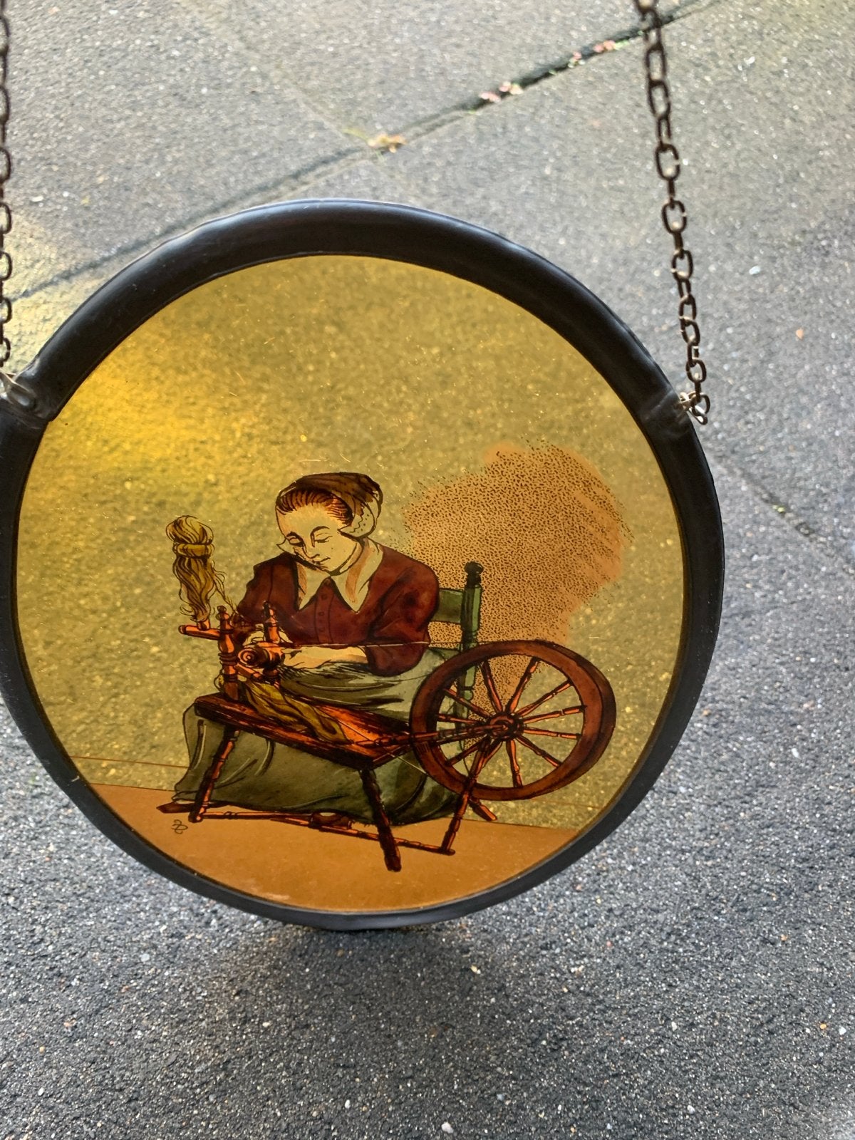 Vintage glas-in-lood raamhanger met spinnende vrouw, Antiek en Kunst, Ophalen of Verzenden