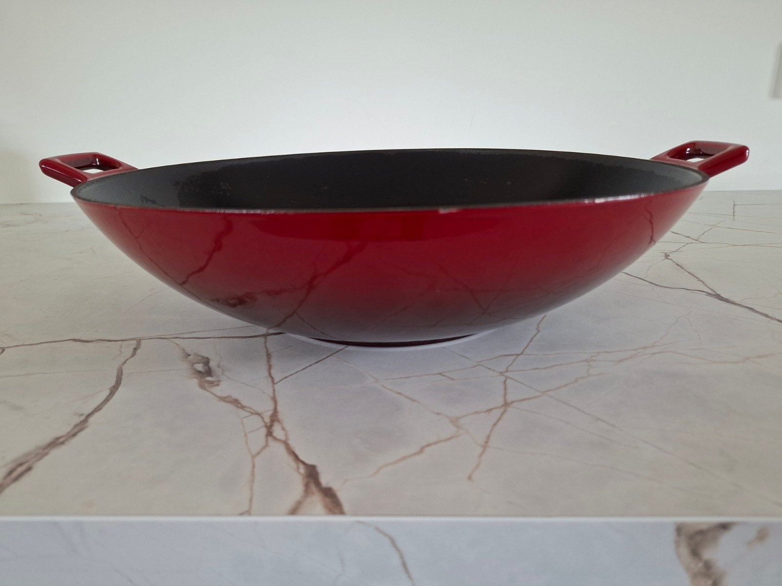 Gietijzeren geëmailleerde wokpan - Rood/Zwart, Gietijzer, Ophalen of Verzenden, Zo goed als nieuw, Geschikt voor inductie