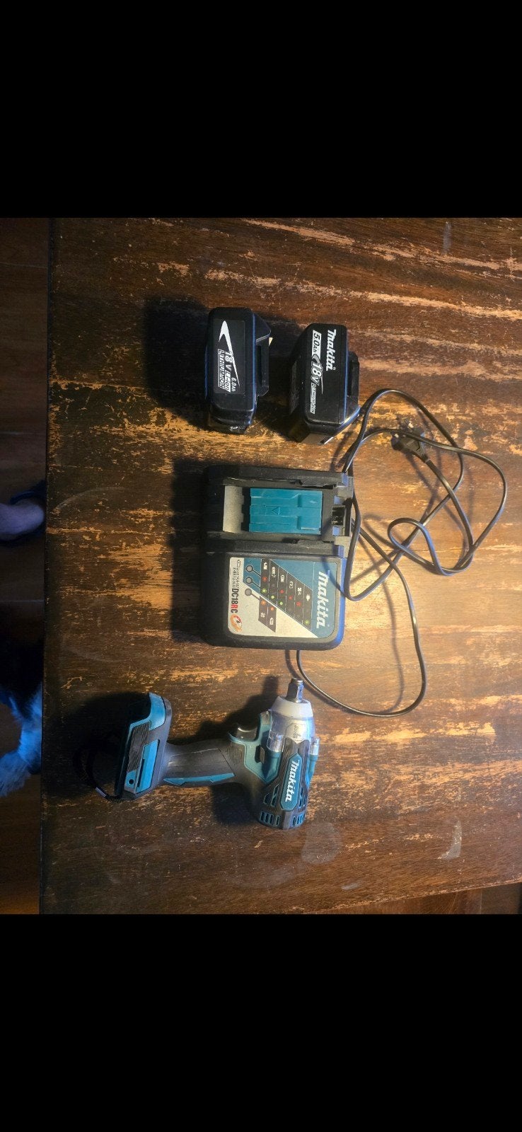 Makita slagmoer DTW 300 met oplader en accus, Ophalen of Verzenden, Zo goed als nieuw, Boor- en Schroefmachine