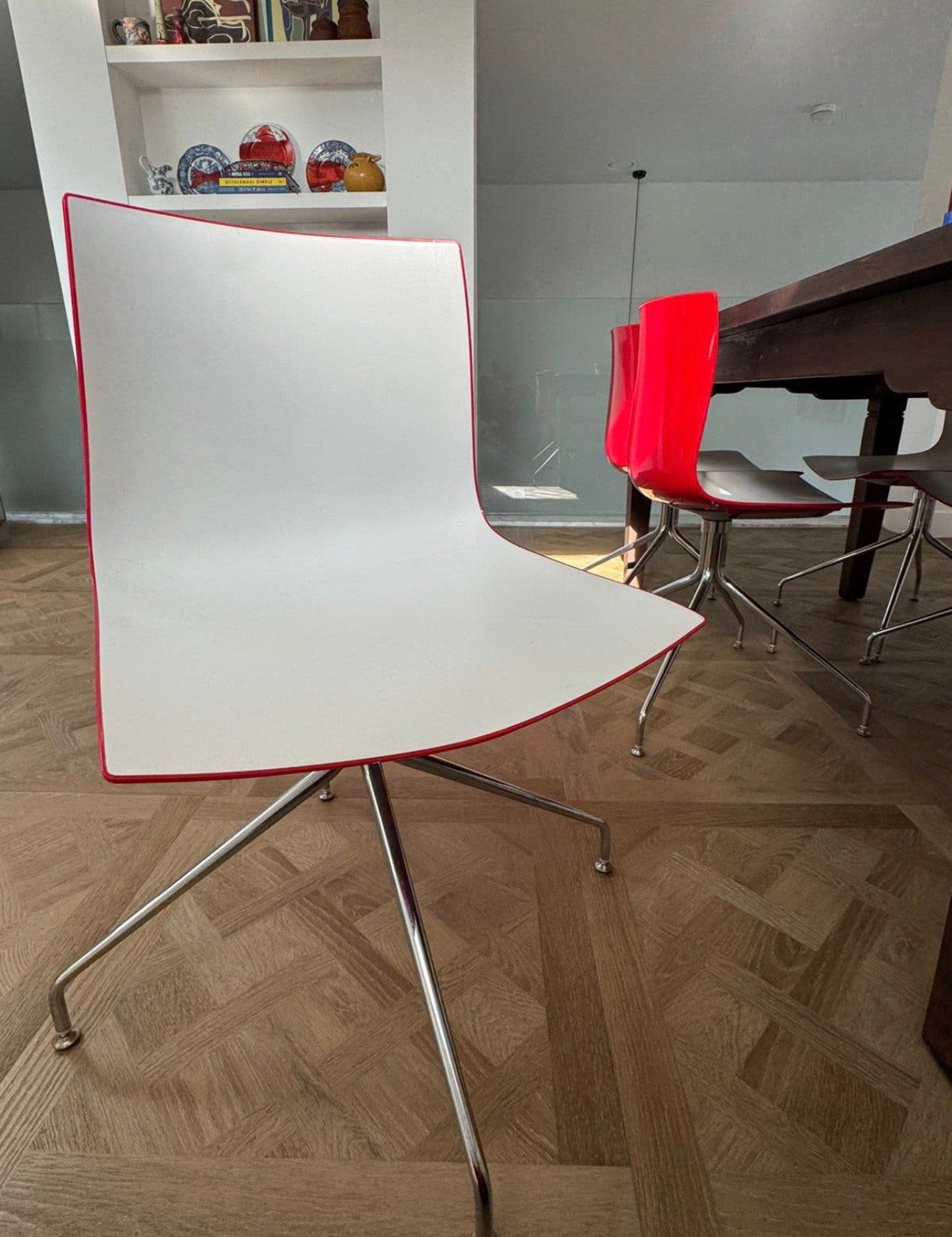 Design stoelen set 6 stuks rood wit, Huis en Inrichting, Ophalen, Zo goed als nieuw, Wit, Kunststof
