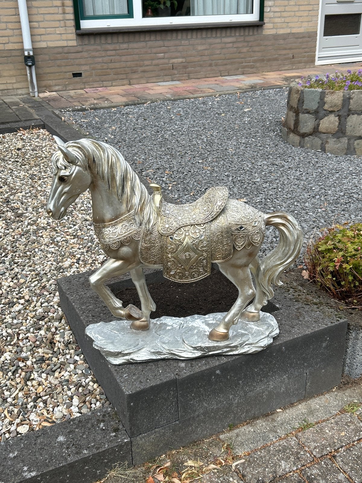 Decoratief paard beeld zilverkleurig met zadel, Ophalen, Gebruikt, Overige materialen, Overige stijlen