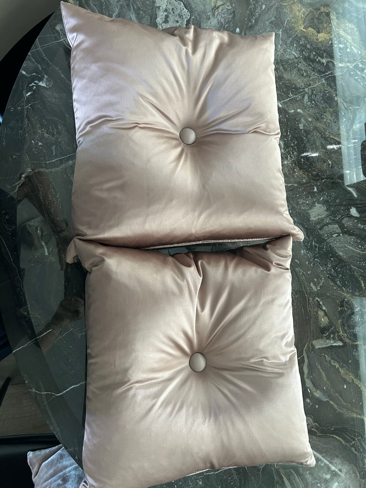 2x Claudi sierkussen roze met knoop 40x40, Inclusief binnenkussen, Beige, Vierkant, Ophalen of Verzenden