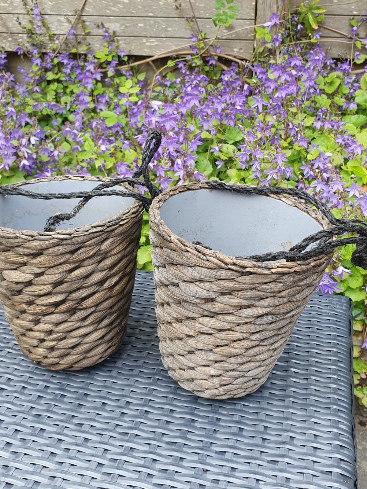 2 rieten hangpotten inclusief binnenpot. Diameter 17., Tuin en Terras, Bloempotten, Overige materialen, Rond, Ophalen of Verzenden
