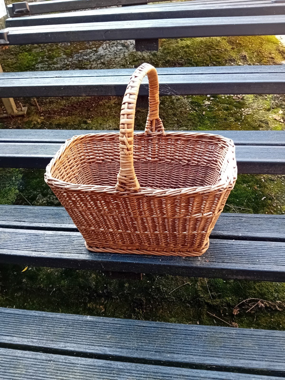 Mand! Mooie rieten mand met handvat, Huis en Inrichting, Gebruikt, Mand, Gevlochten, Ophalen of Verzenden