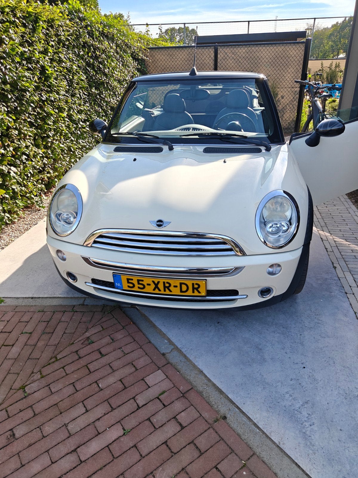 Mini Cooper Cabrio kleur Wit, leer, yongtimer!, Voorwielaandrijving, 4 cilinders, Cabriolet, 4 stoelen