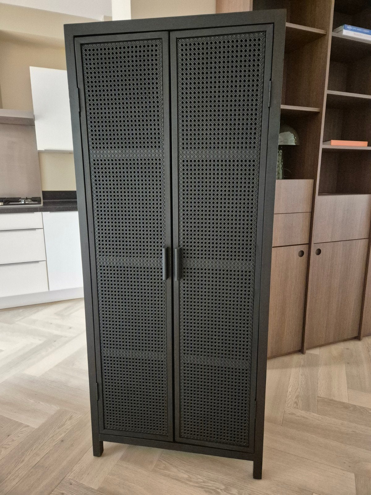 Zwarte rotan/houten kast met planken | z.g.a.n. | 165 x 70, Ophalen, Met deur(en), Overige materialen, Modern, Rotan