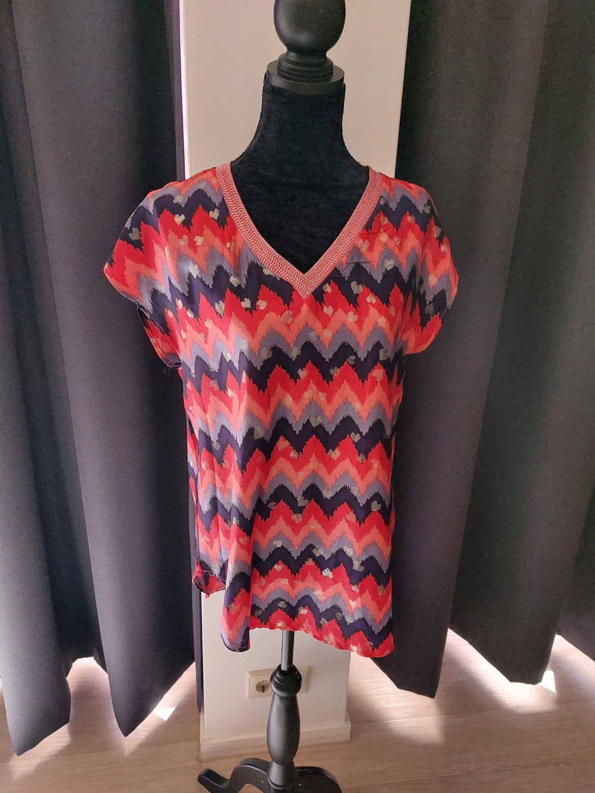 J&S Millenium Blouse Maat L - Kleurrijk Zigzag Patroon, Meerkleurig, Maat 42/44 (L), J&S Millenium, Ophalen of Verzenden