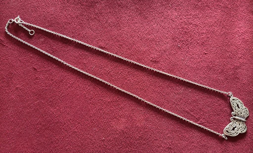 Zilveren ketting met Keltische vlinder hanger, Met hanger, Ophalen of Verzenden, Zo goed als nieuw, Zilver