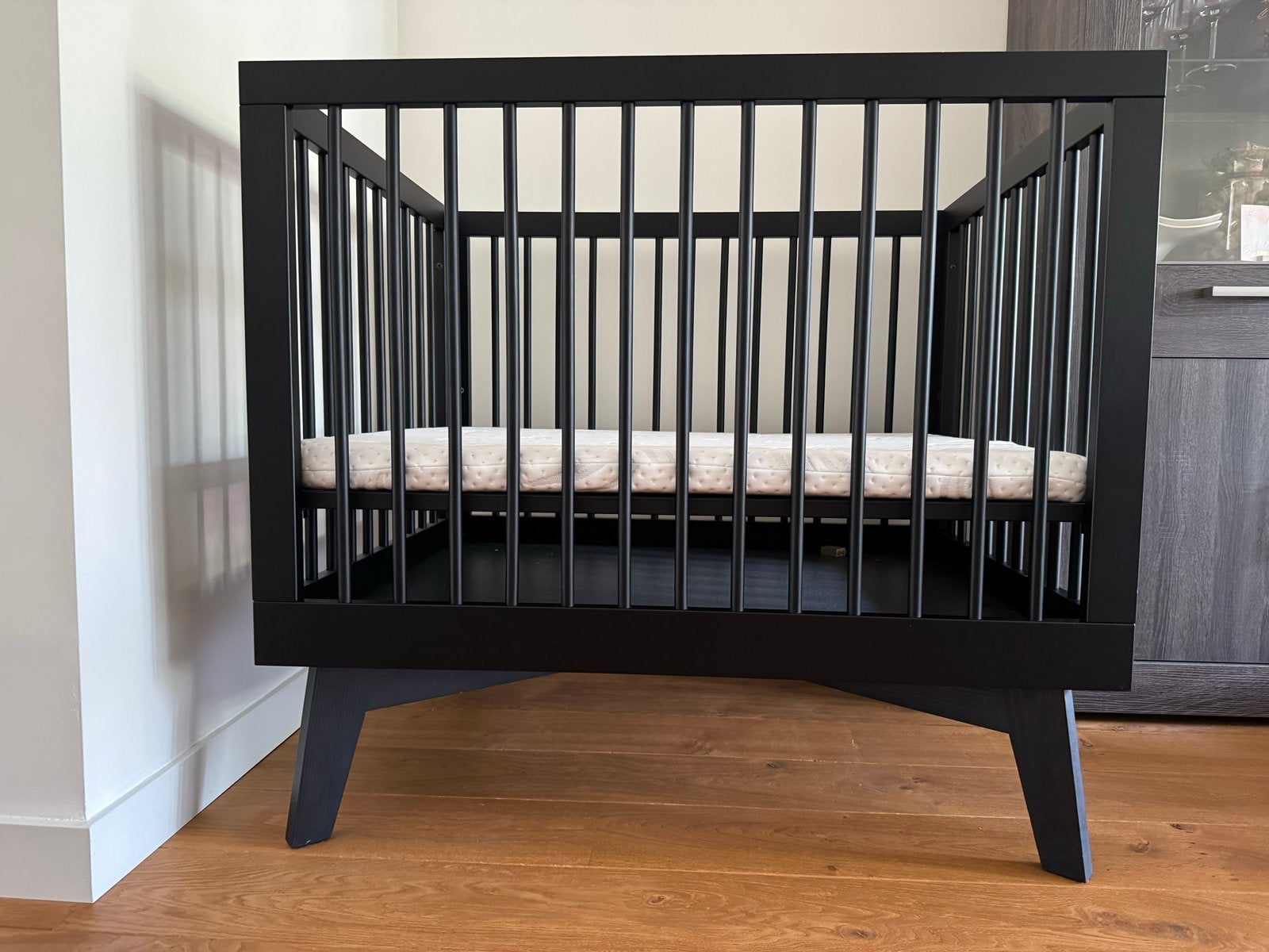 Kidsmill Sixties Box Zwart Mat met matras en hoeslakens, Ophalen, Zo goed als nieuw, Rechthoekig, In hoogte verstelbaar